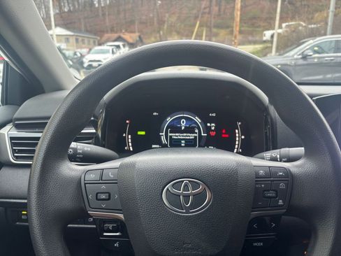 Used 2025 Toyota Camry LE image 27