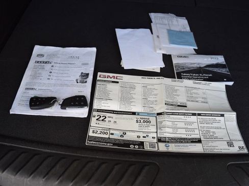 Used 2023 GMC Yukon XL SLT image 79