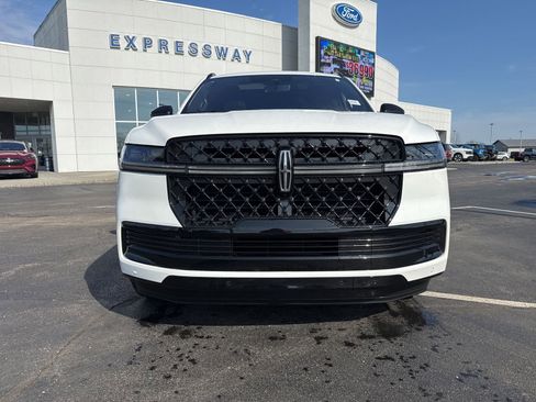 Used 2025 Lincoln Navigator Reserve w/ Jet Appearance Package image 2