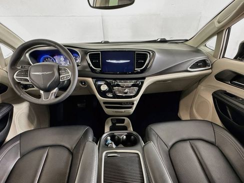 Used 2024 Chrysler Pacifica Touring-L FWD image 29