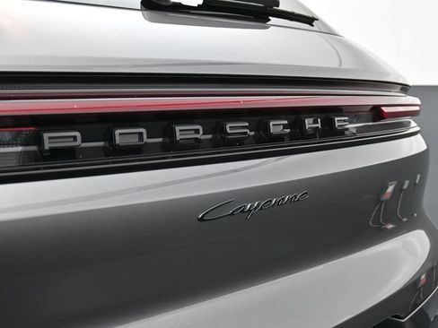 Certified 2025 Porsche Cayenne image 14