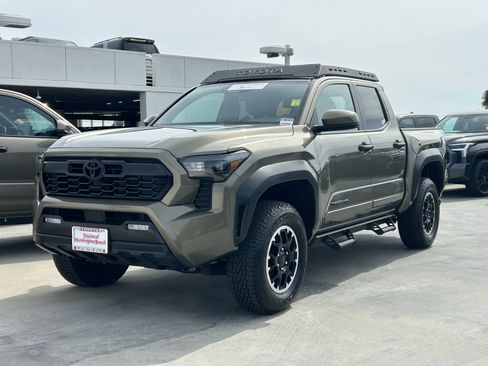 Certified 2025 Toyota Tacoma TRD Off-Road AWD/4WD image 6