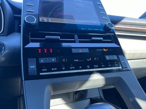 Used 2021 Toyota Avalon Limited image 26
