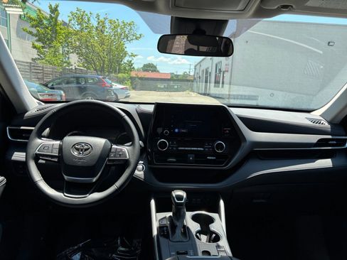 Used 2025 Toyota Highlander LE FWD image 36