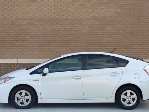 Used 2010 Toyota Prius Five FWD image 2
