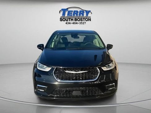 Used 2024 Chrysler Pacifica Touring-L FWD image 3