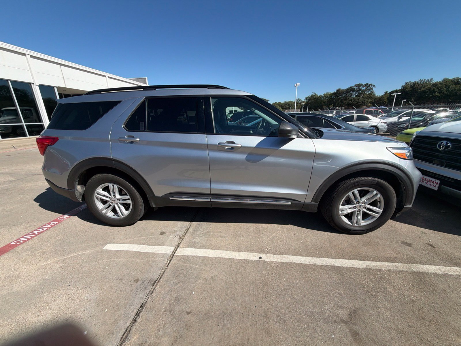 Used 2022 Ford Explorer XLT w/ Equipment Group 202A RWD image 4