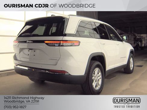 Used 2024 Jeep Grand Cherokee Laredo w/ Luxury Tech Group I AWD/4WD image 4