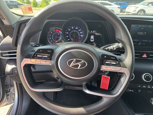 Used 2021 Hyundai Elantra SE FWD image 15