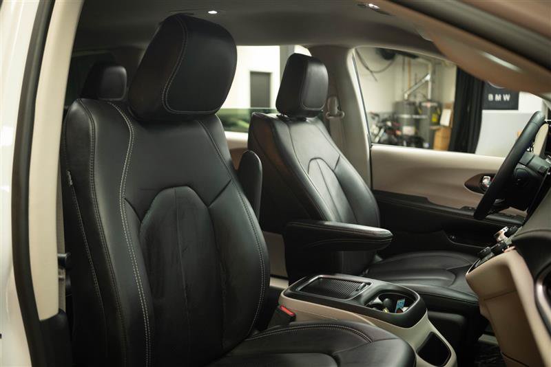Used 2024 Chrysler Pacifica Limited FWD image 16
