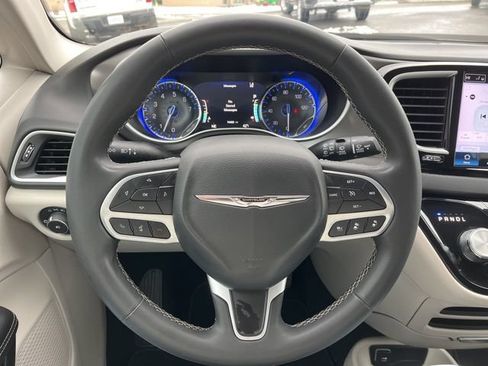 Used 2024 Chrysler Pacifica Touring-L FWD image 38