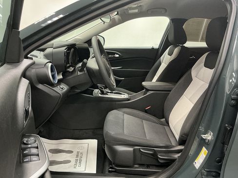 Used 2025 Chevrolet Trax LS w/ LS Convenience Package FWD image 8