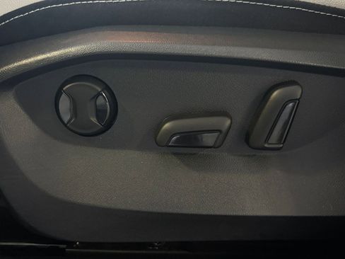 Used 2025 Volkswagen Taos SE image 29