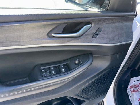 Used 2023 Jeep Grand Cherokee Limited image 12