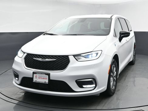 Used 2024 Chrysler Pacifica Limited FWD image 1