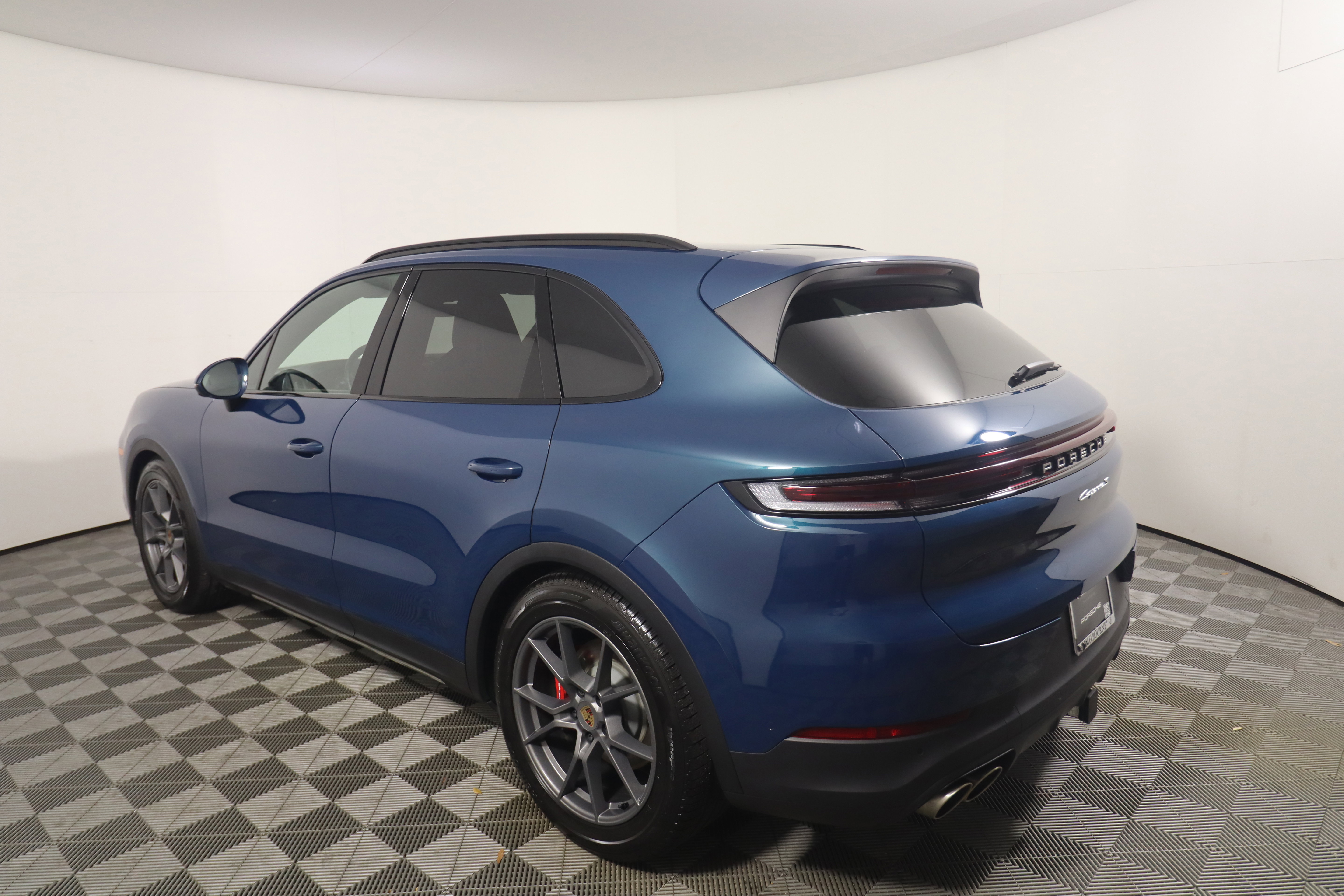 Used 2025 Porsche Cayenne S AWD/4WD image 3
