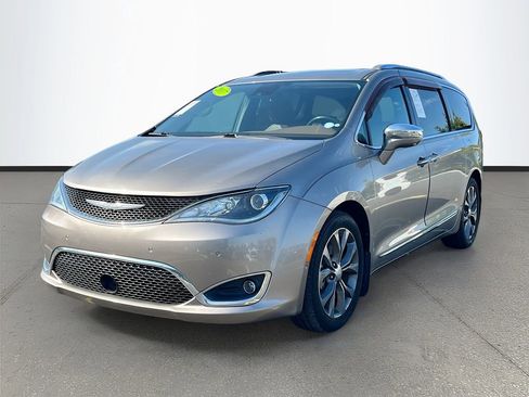 Used 2017 Chrysler Pacifica Limited w/ Advanced Safetytec Group FWD image 3