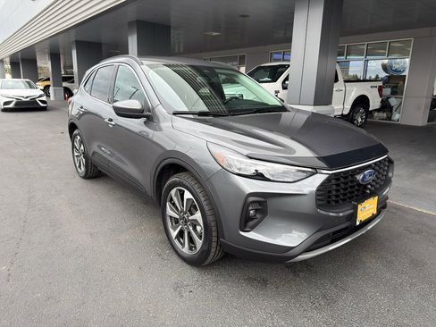 Used 2025 Ford Escape Platinum image 1