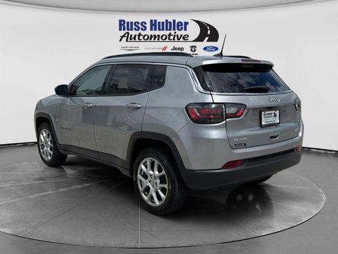 Used 2022 Jeep Compass Latitude w/ Sun and Sound Group AWD/4WD image 3