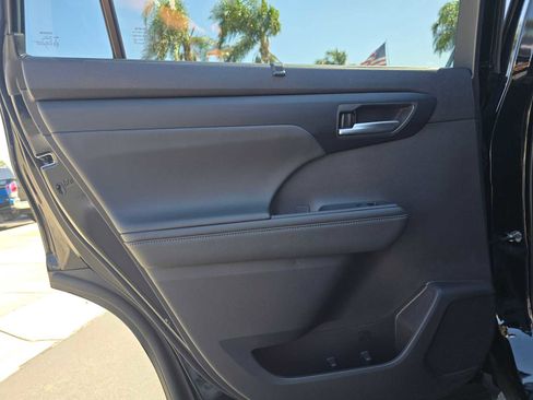 Used 2025 Toyota Highlander XLE FWD image 17