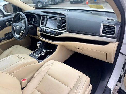 Used 2017 Toyota Highlander XLE image 21