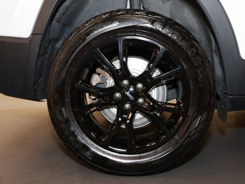 Used 2021 Jeep Cherokee Limited image 27