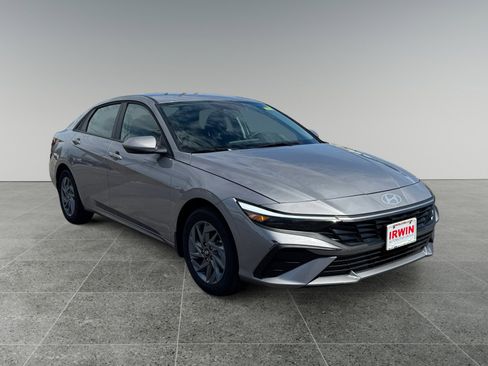 New 2025 Hyundai Elantra Hybrid FWD image 8