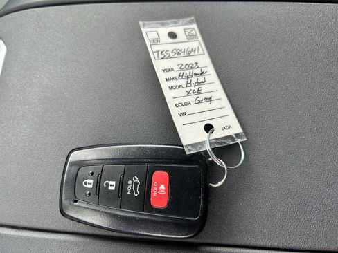 Used 2023 Toyota Highlander XLE AWD/4WD image 40