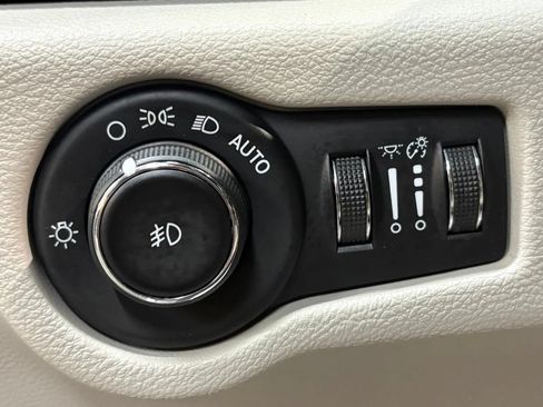 Used 2017 Chrysler Pacifica Touring-L w/ Tire & Wheel Group FWD image 31