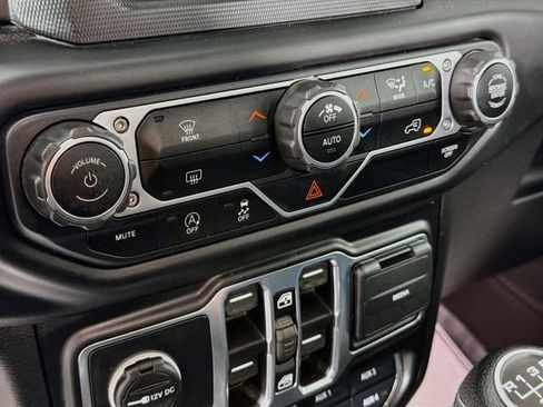 Used 2021 Jeep Wrangler Unlimited Sahara AWD/4WD image 15