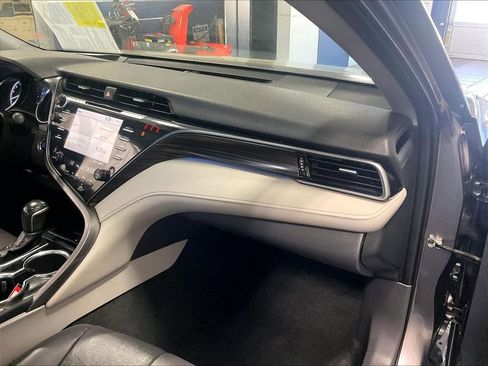 Used 2019 Toyota Camry XLE FWD image 13