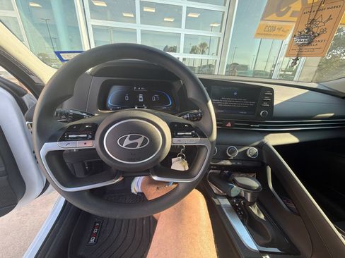Certified 2025 Hyundai Elantra SE FWD image 11