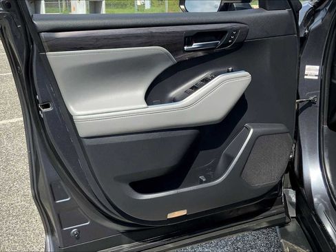 Used 2020 Toyota Highlander Limited FWD image 21