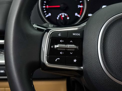 Used 2024 Kia Carnival LX image 32