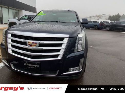 Used 2019 Cadillac Escalade Luxury image 3