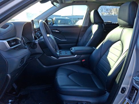 Used 2023 Toyota Highlander XLE image 13
