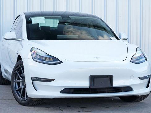 Used 2019 Tesla Model 3 Mid Range image 2