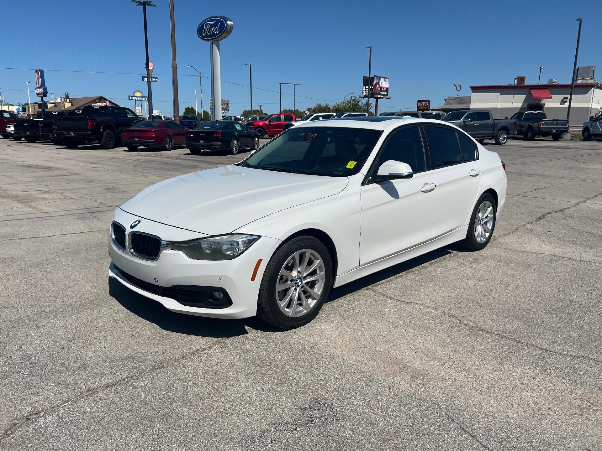 Used 2017 BMW 320i Sedan RWD image 5