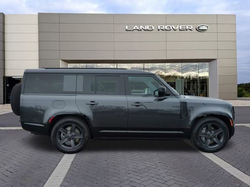 New 2025 Land Rover Defender 130 X-Dynamic SE image 4