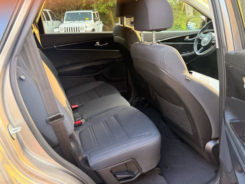 Used 2018 Kia Sorento FWD image 17