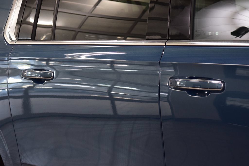 Used 2025 Chevrolet Suburban High Country AWD/4WD image 19