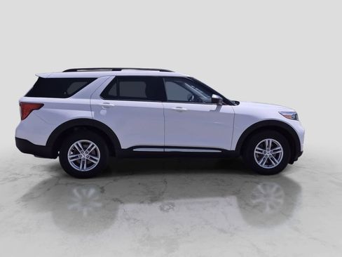Used 2023 Ford Explorer XLT w/ Equipment Group 202A RWD image 9