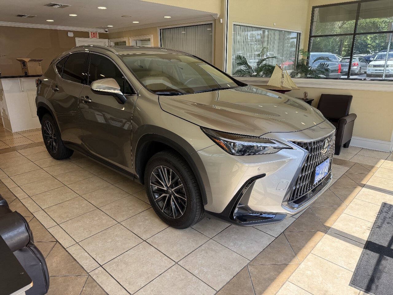 Used 2024 Lexus NX 250 FWD image 2
