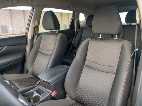 Used 2019 Nissan Rogue SV image 5