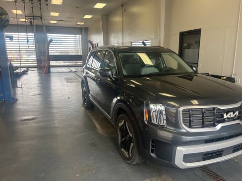 Used 2024 Kia Telluride S w/ S Sunroof Package AWD/4WD image 1