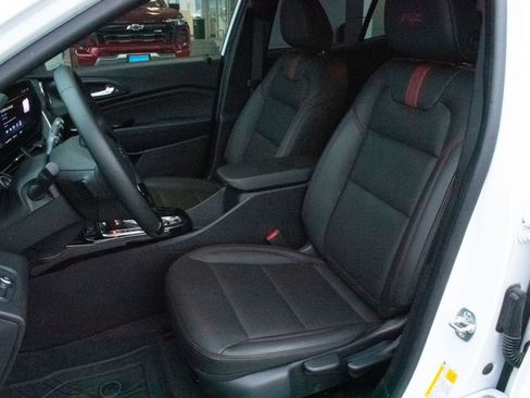 Used 2025 Chevrolet Trax RS image 13