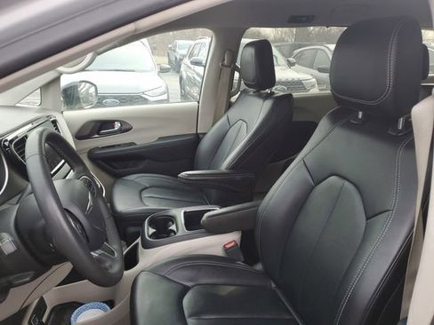 Used 2024 Chrysler Pacifica Touring-L FWD image 5