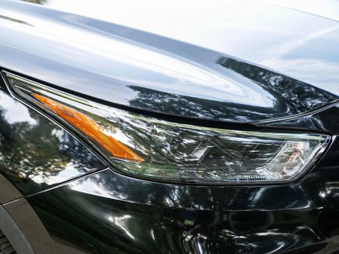 Used 2024 Toyota Highlander XLE image 10