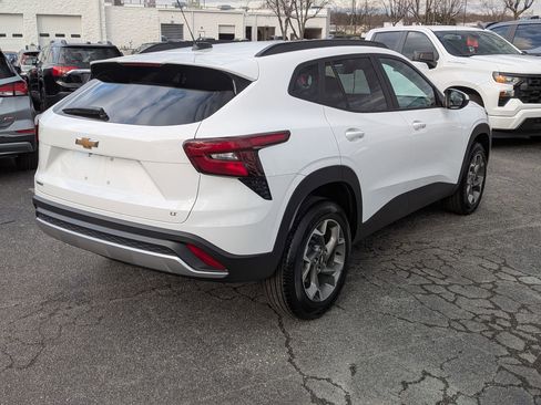 Used 2025 Chevrolet Trax LT w/ LT Convenience Package image 9