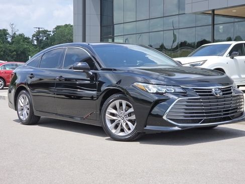 Used 2019 Toyota Avalon XLE w/ Moonroof Package FWD image 2